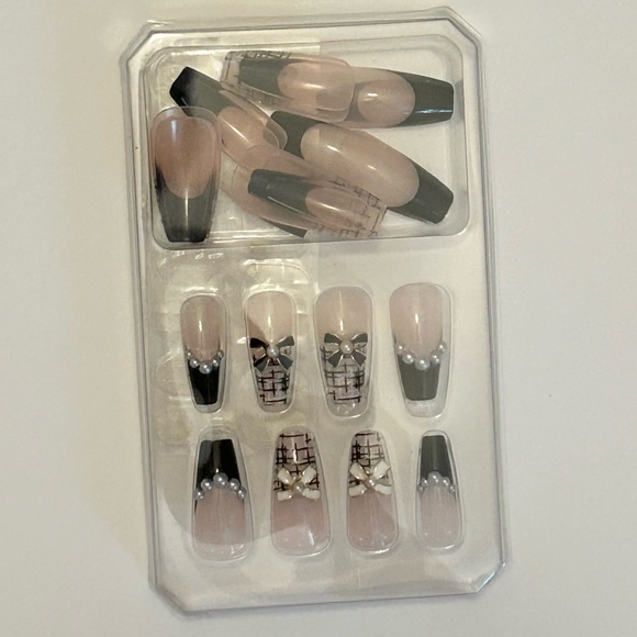 FRENCH STYLE NAILS - Picture 4 of 4